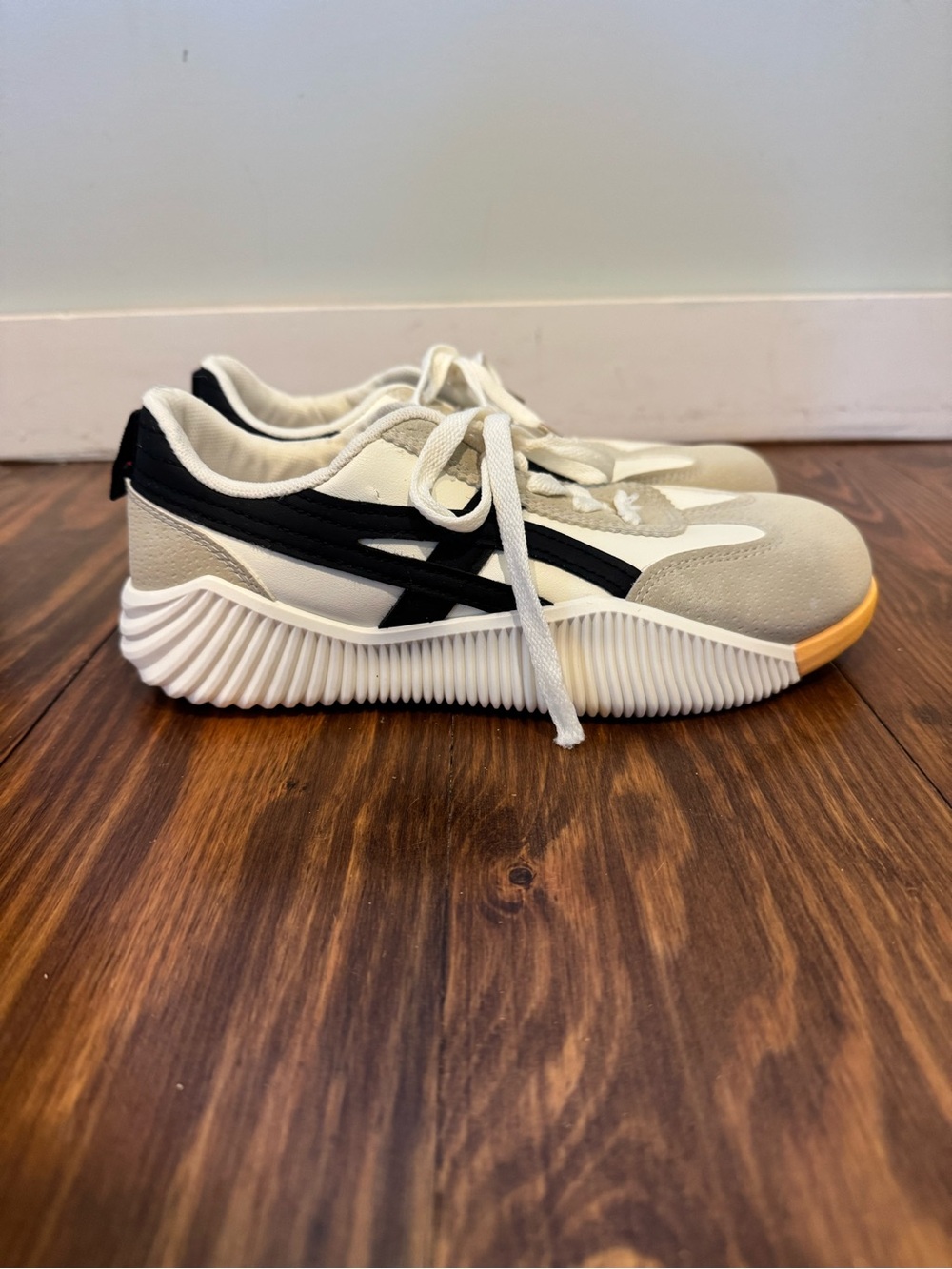 De Florance Neutral and Black Women's Sneakers with Yellow Toe Accent
